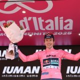 Primoz Roglic a récupéré le maillot rose après la 1re étape de momtagne du Giro KEYSTONE/EPA/GEORGI LICOVSKI